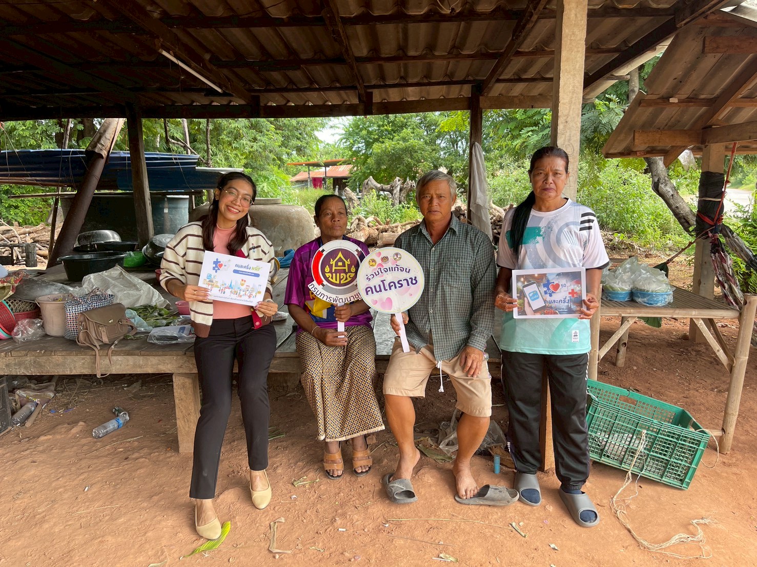 พช. ขามสะแกแสง ลงพื้นที่ตรวจเยี่ยมและประเมินครัวเรือนตกเกณฑ์ จปฐ.และ TPMAP 