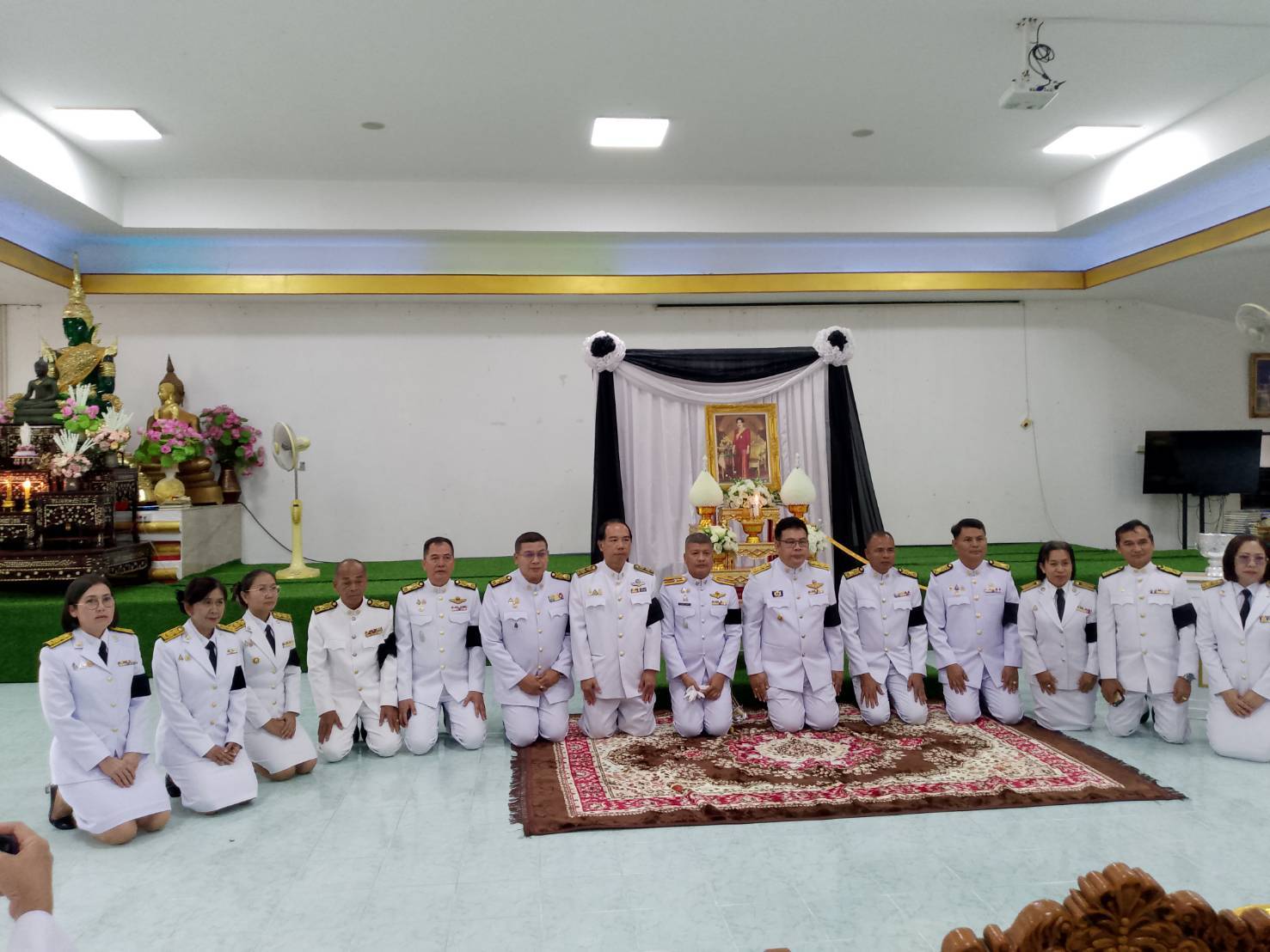 พช.ขามสะแกแสงร่วมพิธีสรงน้ำพระบรมศพและลงนามแสดงความไว้อาลัยเบื้องหน้าพระฉายาลักษณ์ สมเด็จพระนางเจ้าสิริกิติ์ พระบรมราชินีนาถ พระบรมราชชนนีพันปีหลวง