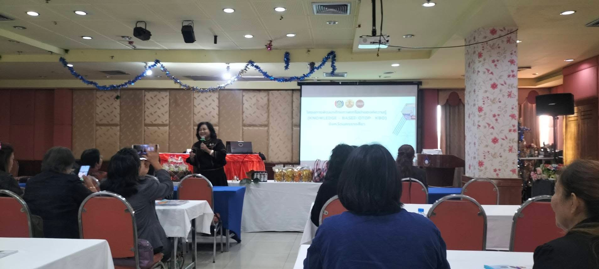 พช.ขามสะแกแสง ดัน "กลุ่มแม่บ้านเกษตรกรหนองโพธิ์" เข้าติวเข้ม KBO โคราช มุ่งยกระดับสินค้าชุมชนด้วยนวัตกรรม สร้างมูลค่าเพิ่มอย่างยั่งยืน 🔹 พช.ขามสะแกแสง ส่งเสริมกลุ่มอาชีพ ร่วมโครงการพัฒนาศักยภาพเครือข่ายองค์ความรู้ (KBO) จังหวัดนครราชสีมา 🔹