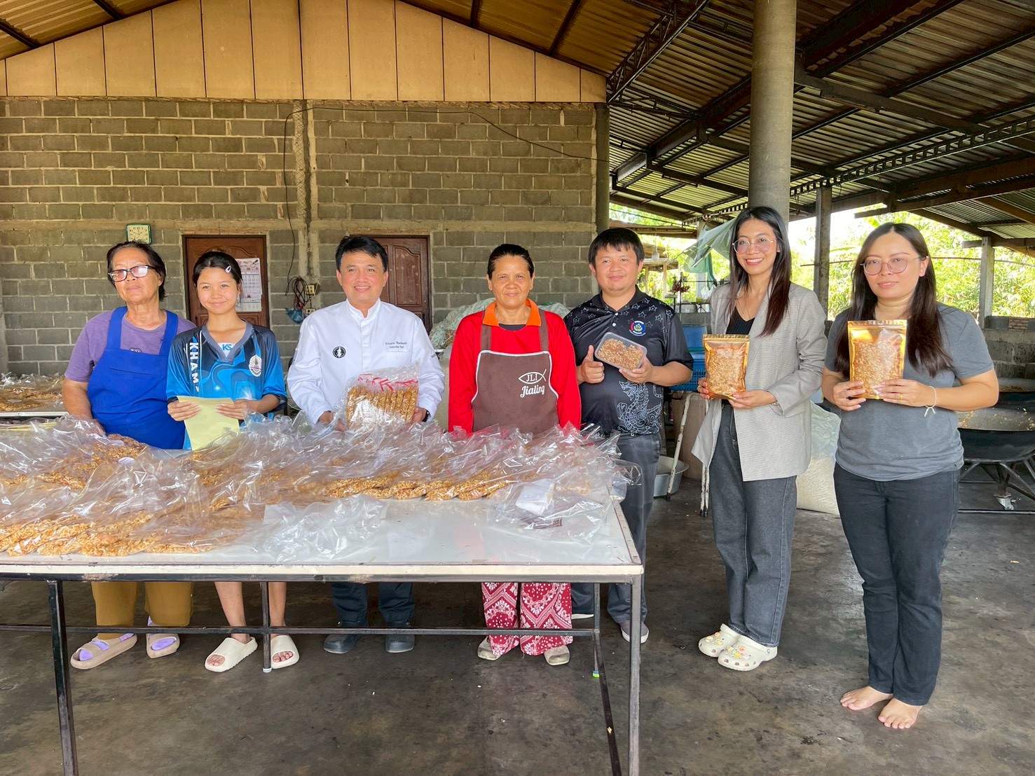 พช.ขามสะแกแสง ลงพื้นที่ยกระดับ OTOP "กระยาสารทแม่นกแก้ว" อ.ขามสะแกแสง 